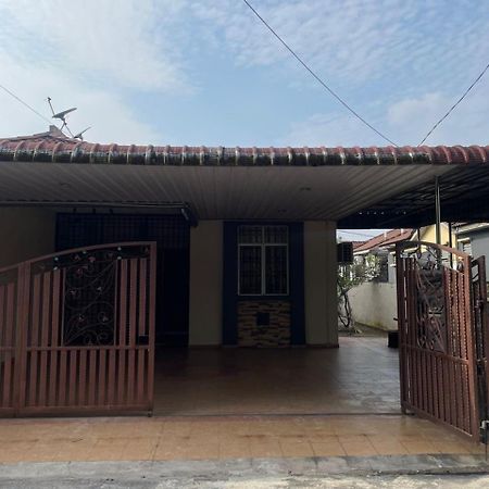 Aqil Homestay Lunas Kulim For Mslim Only Exterior foto
